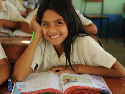 Una niña participa con sus compañeros de clase en una actividad del programa Leer es estar adelante de BBVA en Perú.