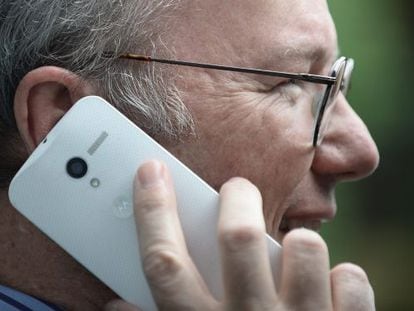 El presidente de Google, Eric Schmidt, habla con el nuevo Motorola X.