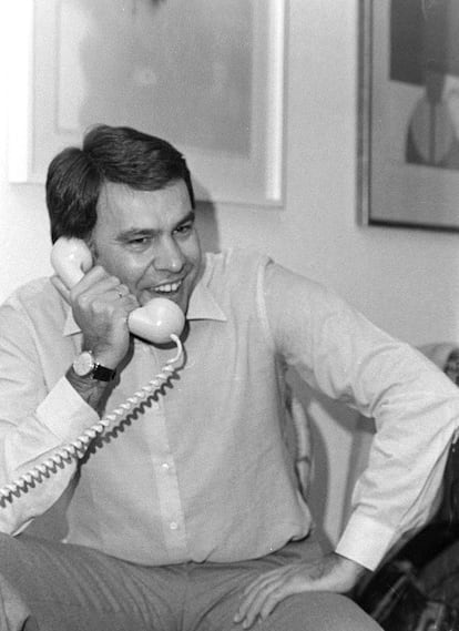 Felipe González conversa por teléfono con Alfonso Guerra desde la casa de Julio Feo. En esa llamada, el entonces 'mano derecha' de González, le comunica que el PSOE ha obtenido 202 escaños, según los primeros análisis de resultados.