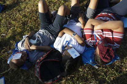 Unos jóvenes duermen en un parque de la ciudad de Panamá, en enero de este año.