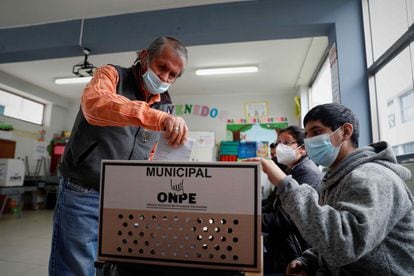 Un hombre vota en un centro de votación este domingo, en las elecciones municipales en Lima.