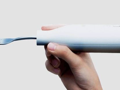 Este tenedor de 130$ disimula el ruido que haces al sorber los fideos