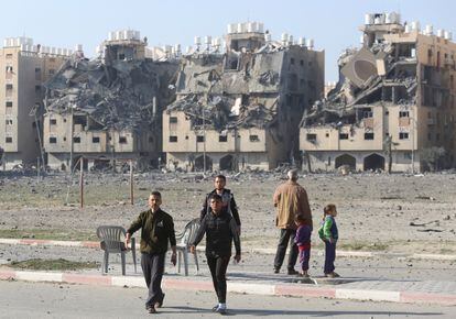 Un grupo de palestinos salen a la calle tras el bombardeo israelí del complejo residencial de Hamad, en Jan Yunis (Gaza), el 2 de diciembre. 
