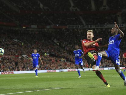 Luke Shaw, a la izquierda, remata para marcar el segundo gol del Manchester United.