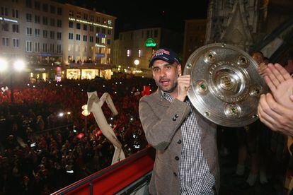 Guardiola posa con el trofeo en la Marienplatz, la plaza central de Múnich.