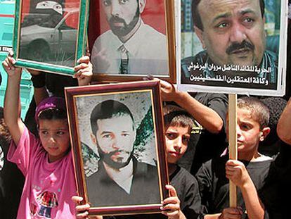 Niños palestinos muestran fotografías de presos no excarcelados, durante una manifestación, ayer en Belén.