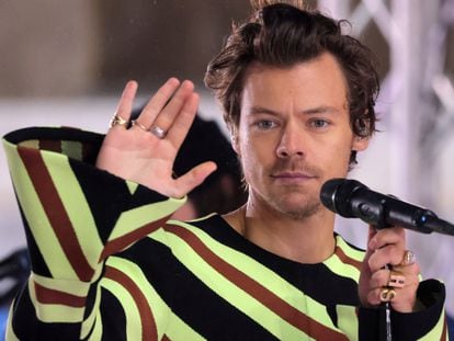 FILE PHOTO: Harry Styles performs on NBC's "Today" show in Manhattan, New York City, U.S., May 19, 2022. REUTERS/Andrew Kelly/File Photo