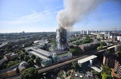Una columna de humo se eleva durante el incendio de la Torre Grenfell en Lancaster West Estate, en Londres.