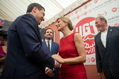 El presidente de la Junta de Andalucía, Juan Manuel Moreno (a la izquierda), saluda a la ministra de Trabajo, Yolanda Díaz, en presencia del ministro de Consumo, Alberto Garzón (en el centro).


