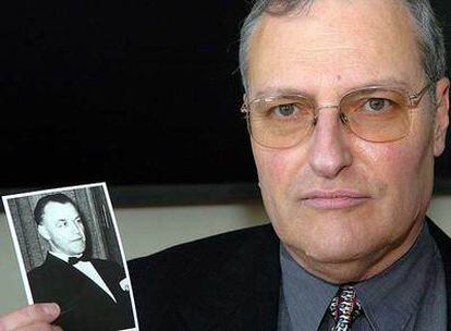 El cazanazis Efraim Zuroff muestra una fotografía del criminal Aribert Heim.