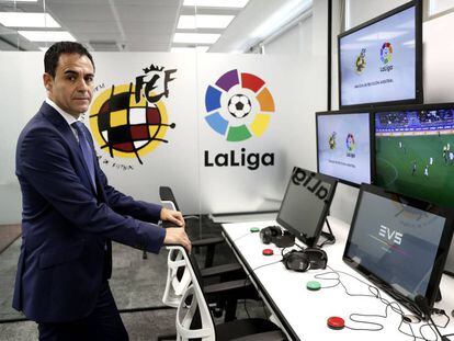 Carlos Velasco Carballo, en la sala central del VAR en la Ciudad del Fútbol de Las Rozas (Madrid).