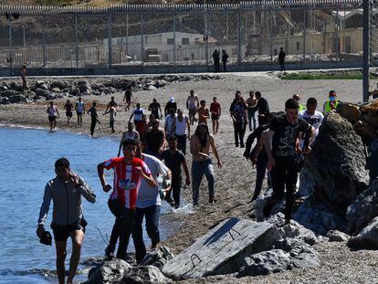 Entrada por el espigón de la frontera del Tarajal, cientos de jovenes marroquies entran por le espigón de la frontera del Tarajal en Ceuta, donde los efectivos policiales no han dado a bastos y han entrado en la ciudad sin problemas.