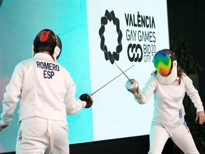 Dos deportistas de esgrima en la presentación oficial de la candidatura de Valencia para los Gay Games.