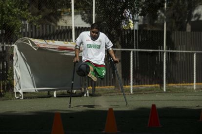 Julián Luna es un jugador colombiano. Perdió la pierna por no cuidar una lesión en su rodilla izquierda en 2010. Lleva dos años en México y trabaja en un mercado público de la capital