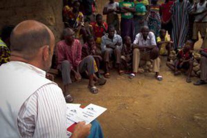 El epidemiólogo Michel van Herp informa a los habitantes de un pueblo de Guinea sobre el Ébola.