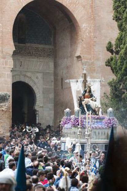 Trono de Santa Mar&iacute;a de la Alhambra, durante la procesi&oacute;n que recorri&oacute; las calles de Granada el s&aacute;bado. EFE