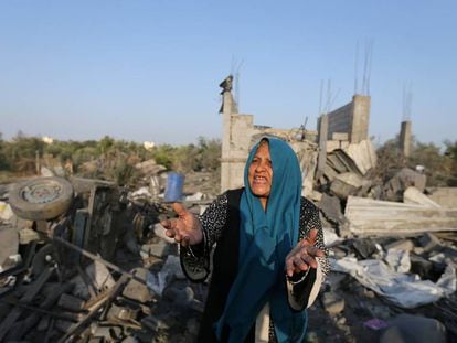 Una palestina, entre los restos de una casa de Gaza destruida el jueves en un bombardeo israelí.