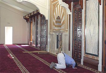 Un musulmán granadino reza en la nueva mezquita.