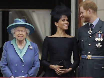 Isabel II, junto a Meghan Markle y el príncipe Enrique.