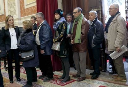 La presidenta del Congreso, Ana Pastor (izquierda), recibe a los primeros ciudadanos que acudieron a las vig&eacute;simas jornadas de Puertas Abiertas de la C&aacute;mara.