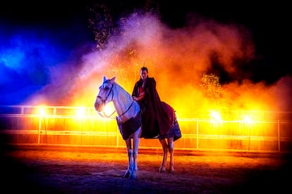 Humo, bengalas y un discurso, espada en mano, que tuvo que recitar desde todos los ángulos posibles mientras el director le pedía que no dejara de mover el caballo: “Esta espada significa lealtad, compromiso y fe / Una verdadera guerrera estudia cada derrota para convertirla en victoria la próxima vez / Mi entrega será siempre absoluta y nunca abandonaré / Porque en el corazón de una guerrera reside su fuerza/ Y si esta es verdadera, será imparable”, gritaba una y otra vez.