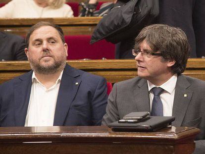 El presidente de la Generalitat, Carles Puigdemont (d), junto al vicepresidente y conseller de Economía, Oriol Junqueras (i).