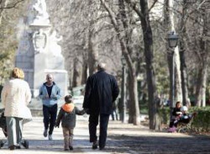Un jubilado pasea con su nieto por el madrileño parque del Retiro