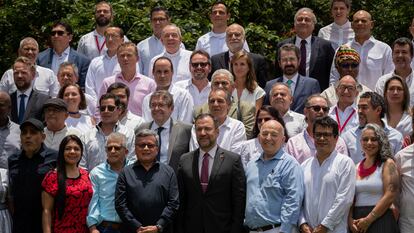 Miembros de las delegaciones del ELN y del Gobierno de Colombia en el cierre del cuarto ciclo de diálogos, en Caracas.