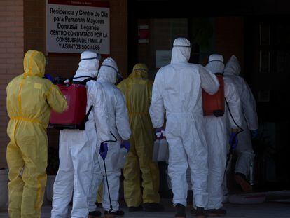 Miembros de la UME, entrando en una residencia de mayores en Leganés (Madrid), el pasado jueves.