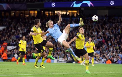 Erling Haaland anota su gol ante el Borussia Dortmund este miércoles.