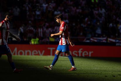 Joao Félix abandona el campo tras ser expulsado del partido contra el Athletic de Bilbao.