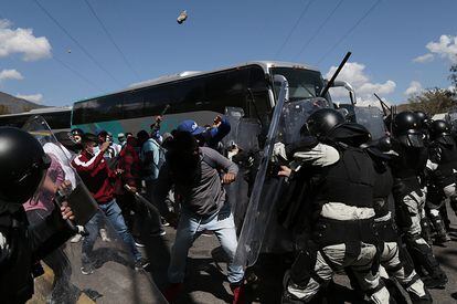 Estudiantes de Ayotzinapa se enfrentan con miembros de la Guardia Nacional en la caseta de cobros de Palo Blanco (Guerrero).