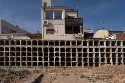 El equipo de gobierno de Olesa de Montserrat (Barcelona) contabilizó 400 nichos en los que había centenares de difuntos ya que en muchos de ellos había familias enterradas.
