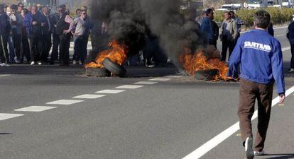 Protesta de trabajadores de Santana Motor en la carretera nacional Madrid-Cádiz por los cobros pendientes.