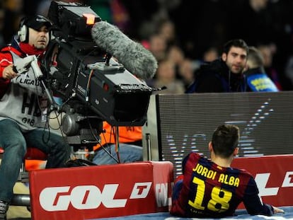 Un c&aacute;mara de televisi&oacute;n, durante el Barcelona-Villarreal de semifinales de Copa del Rey.