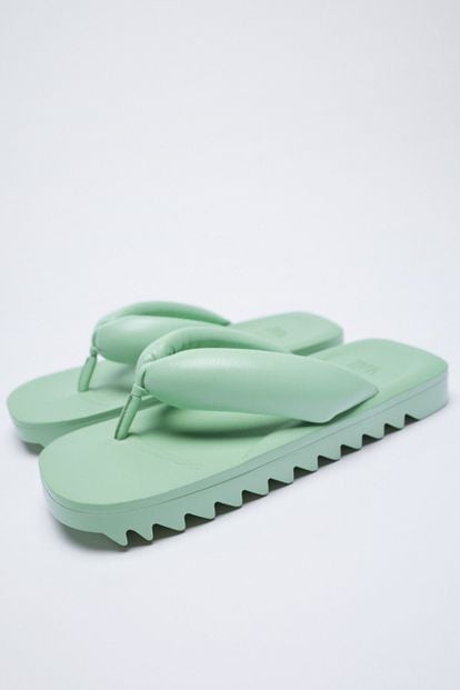 De dedo, con suela XL dentada y en color verde menta. Pisar la playa o la piscina nunca fue tan cool que con estas sandalias de Zara. 39,95€