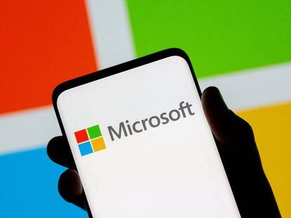 Un smartphone con el logotipo de Microsoft.