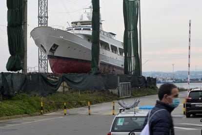 Dos años después de la muerte de su anterior propietario, se ha puesto a la venta el Brave Goose de 1972. Este yate de estética clásica, de 35 metros de eslora, perteneció al famoso estafador John Palmer y se halla varado en A Coruña.