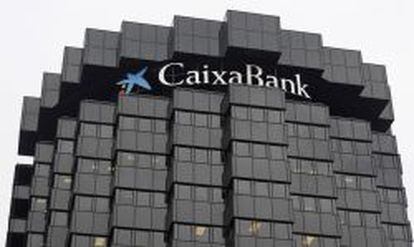 Logotipo de CaixaBank en lo alto de la sede principal del grupo financiero, en Barcelona.