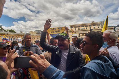 Miguel Polo Polo, congresista de derecha es recibido con aplausos por parte de los manifestantes, en Bogotá, el 26 de septiembrede 2022.