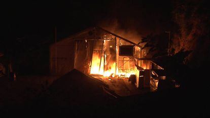 Una tienda arde el jueves en el campo de refugiados de Souda. 