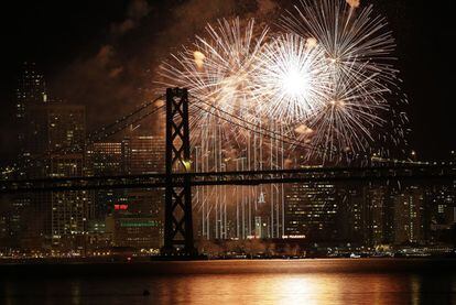Fuegos artificiales en la bahía de San Francisco para celebrar el Año Nuevo.
