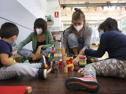 Dos educadoras en el servicio de canguro municipal del barrio de La Verneda, en Barcelona, el pasado mes de octubre.