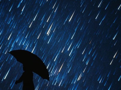 Un hombre caminando por un descampado bajo la lluvia de estrellas