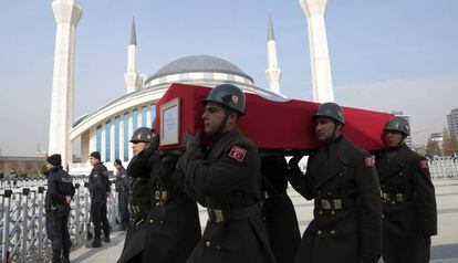 Funeral en Ankara de uno de los cinco soldados turcos muertos en un ataque del ISIS en la ciudad siria de Al Bab el pasado martes.