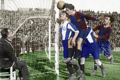 La figura del juez de portería era habitual a principios del s. XX. En la imagen, un Espanyol-Barcelona de los años veinte en Sarriá