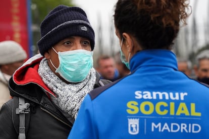 Un hombre a la entrada del albergue para personas sin hogar de Ifema