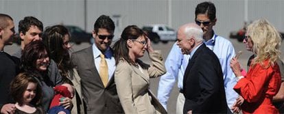 La familia de Sarah Palin al completo recibe a John McCain (derecha) en el aeropuerto de Minneapolis