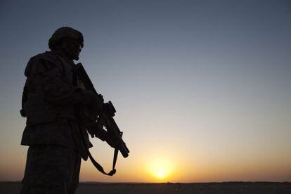Un soldado de EE UU protege al último convoy que sale de Irak.