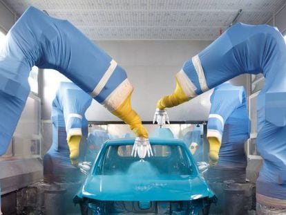 Baño de pintura de un vehículo en la fábrica de Volkswagen en Landaben (Navarra).